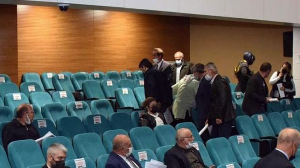 Serhatın Sesi / Serhat Diyarından Haberler / Belediyenin Atatürk'e yönelik hakaretleri kınama bildirisine MHP destek verdi, AK Partililer salonu terk etti