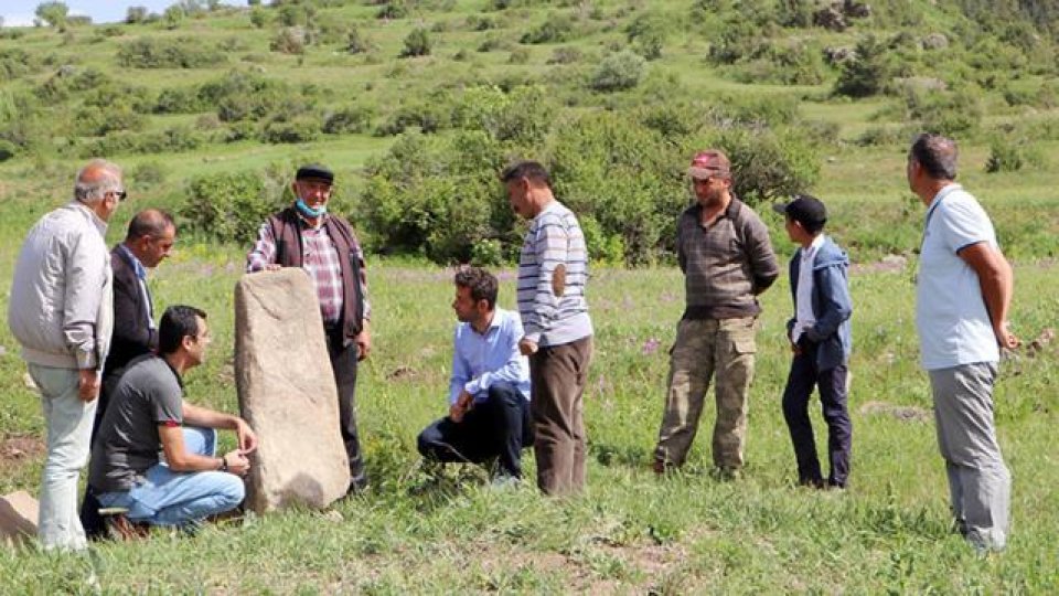 Serhatın Sesi / Serhat Diyarından Haberler / Erzurum'da ''Türk'ün tapu senedi'' şeklinde tanınan 3 bin 500 yıllık taşbaba heykeli bulundu