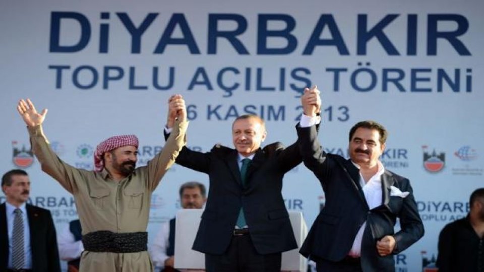 Bir zamanlar Erdoğan'ın elini tutup türkü söylüyordu şimdi ise... 