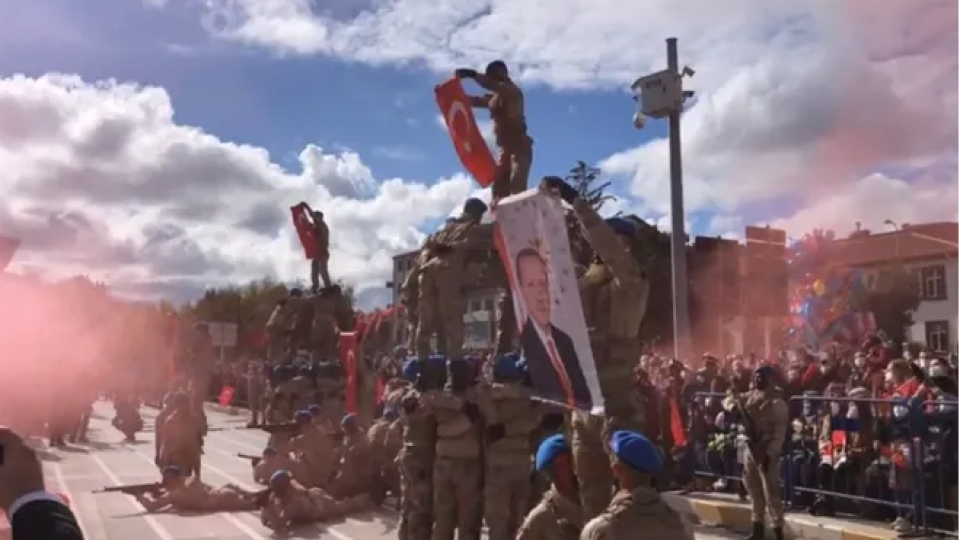 Serhatın Sesi / Serhat Diyarından Haberler / 29 Ekim kutlamasında askerler Erdoğan posteri açtı, CHP tepki gösterdi