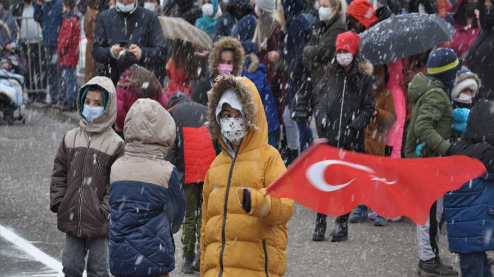 Kars’ta lapa lapa kar yağışı altında Cumhuriyet coşkusu