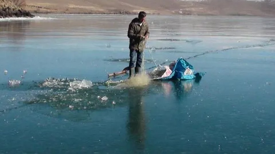 Çıldır Gölü'nde Eskimo usulü balık avı